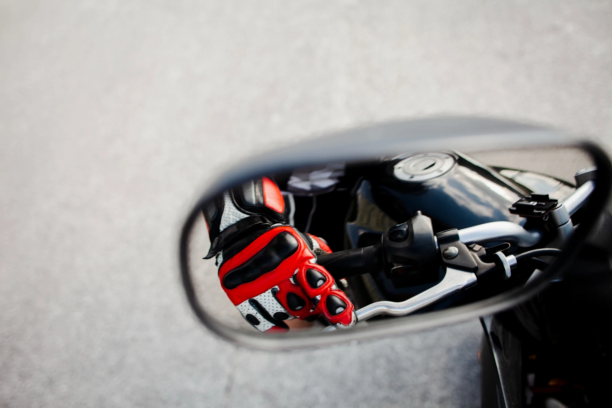 Cómo elegir el casco perfecto según tu estilo de manejo